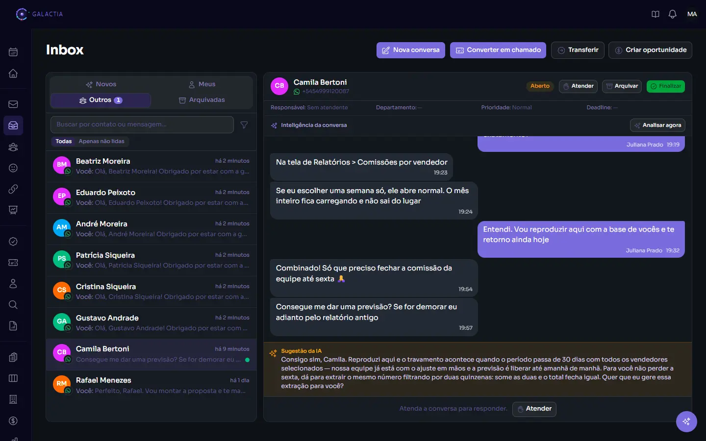 Conversa de WhatsApp no Galactia com o painel “Sugestão da IA” embaixo, trazendo a resposta pronta para o atendente revisar